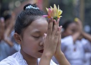 在巴厘岛，年轻女孩们在一个传统的印度教节日中跳舞，这个节日受到了时代变迁的威胁